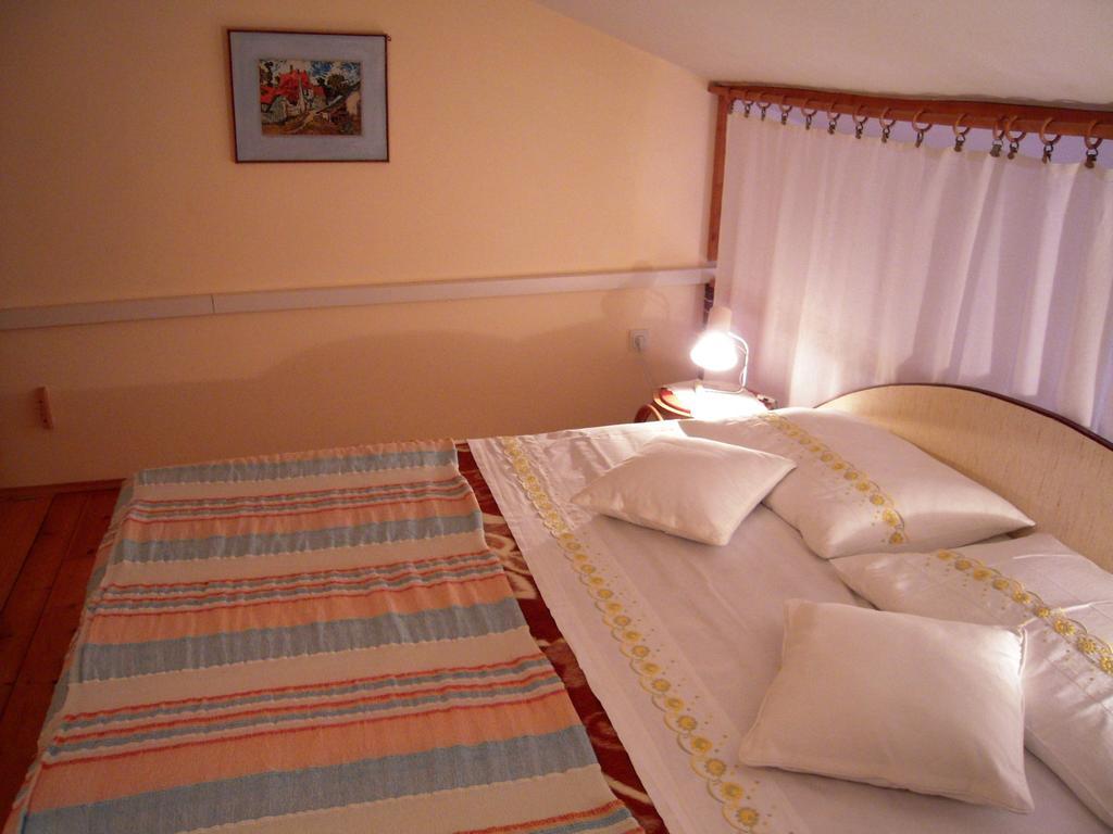 Apartments Ljuba I Mare Malinska Exterior photo